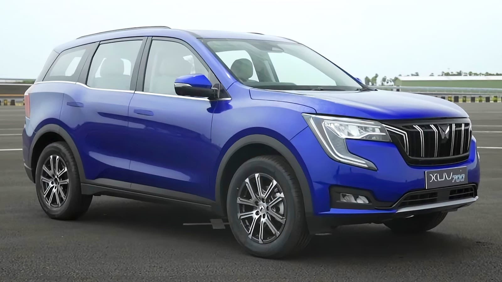 2022 Mahindra XUV700